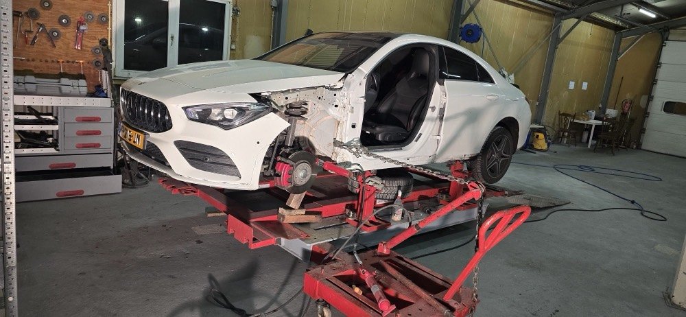 Mercedes CLA met frontschade tijdens herstel op de richtbank